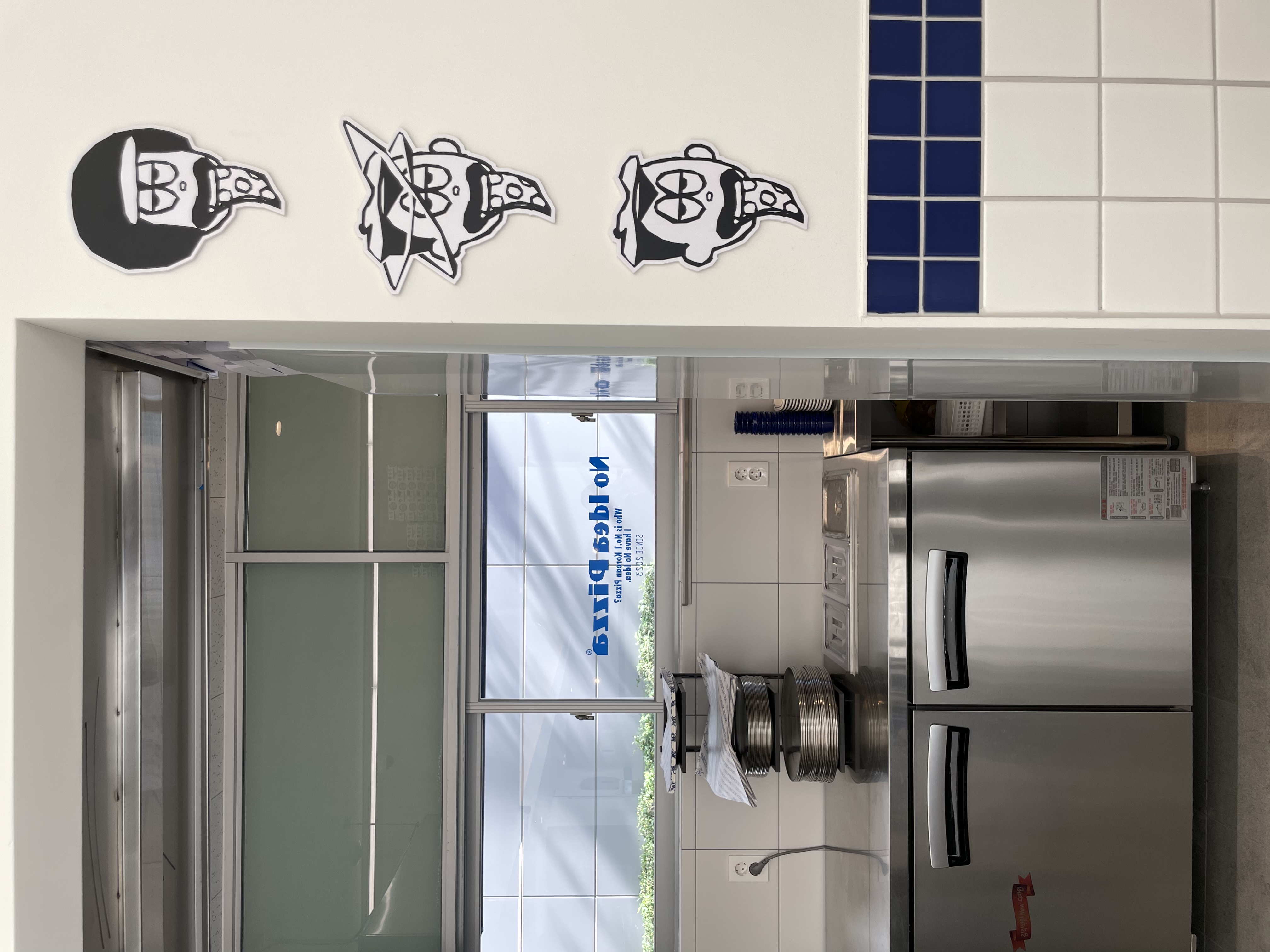 노아이디어피자 매장 외부 - 가로수길 분위기